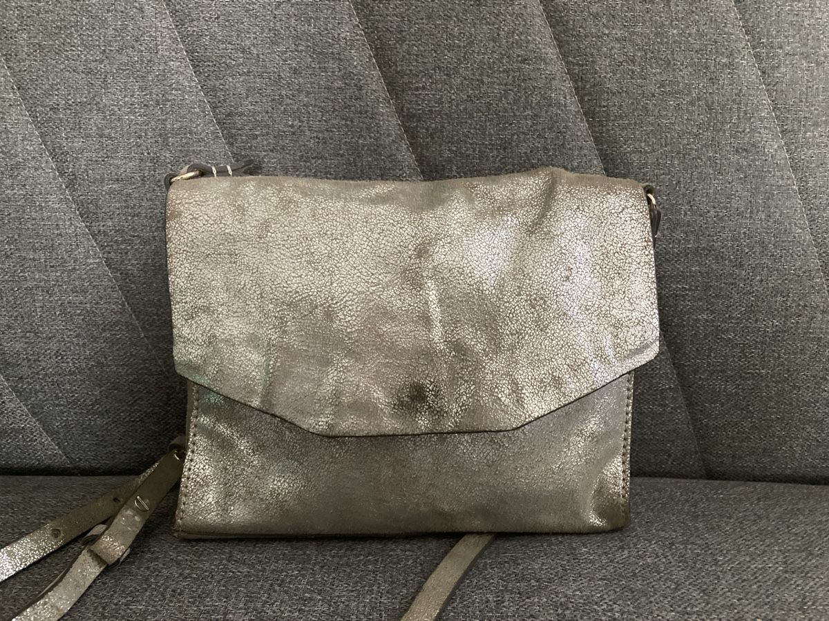 Clarks Taschen für Damen: Silberne Ledertasche von Clarks – Gebraucht aus Winterthur von fraufabula