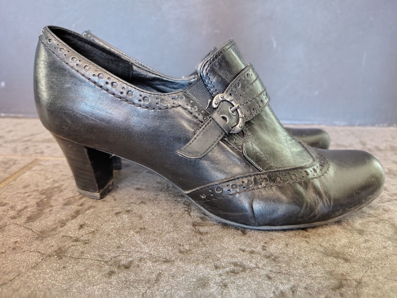 Chaussures femmes: Escarpins noir cuir 39  – D'occasion à St-Imier par Isatys89 1