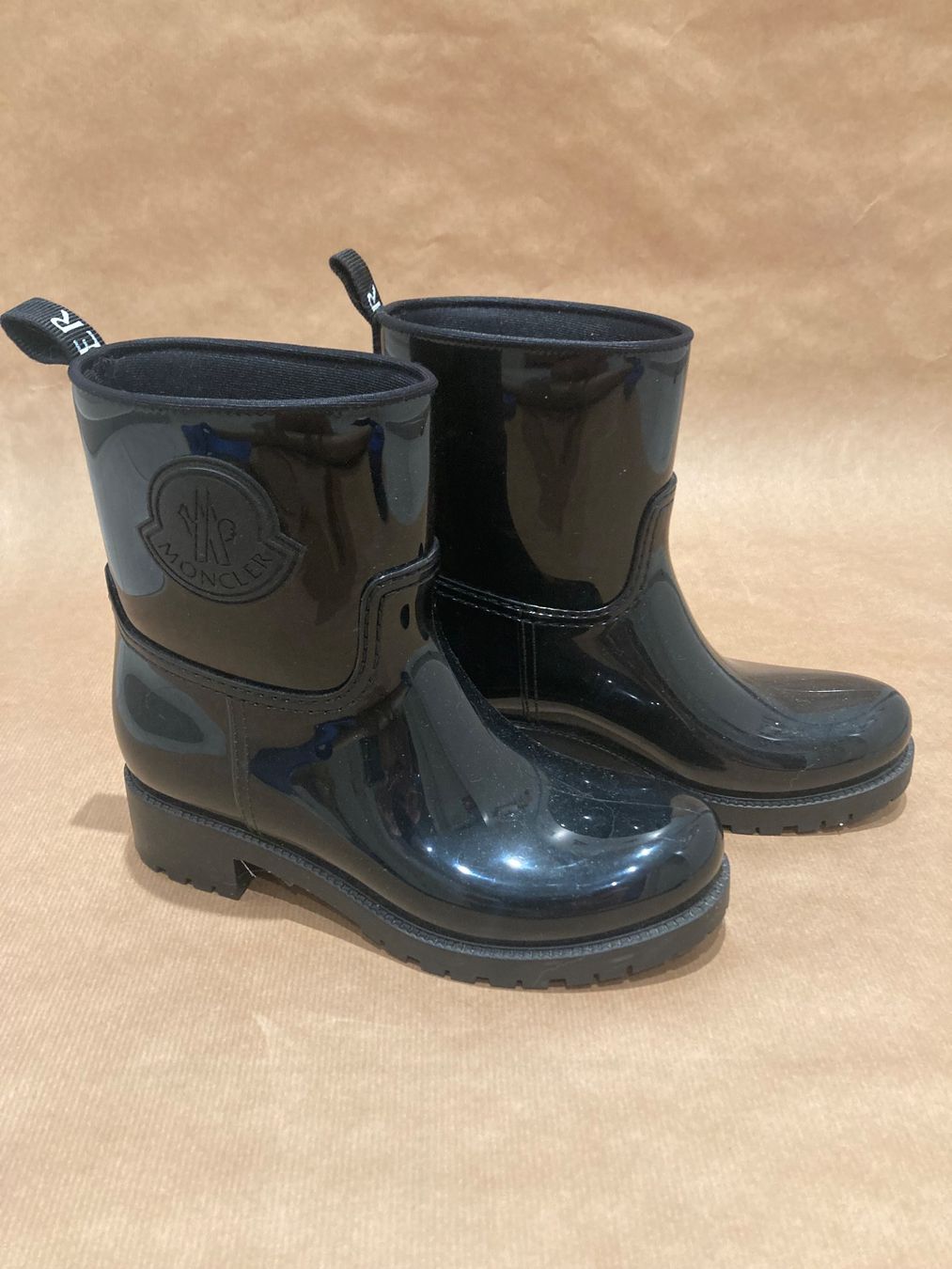 Moncler Scarpe da donna: Moncler stivali pioggia no 36 – Usato da Paradiso venduto da Kayakara