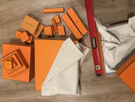 Hermès- und Louis-Vuitton-Boxen in verschiedenen Größen