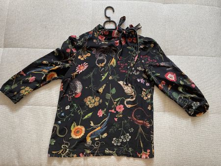Blouse black floral print size M good condition