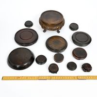 Konvolut von 13 meist chinesischen Holz Ständen  No. 3.1