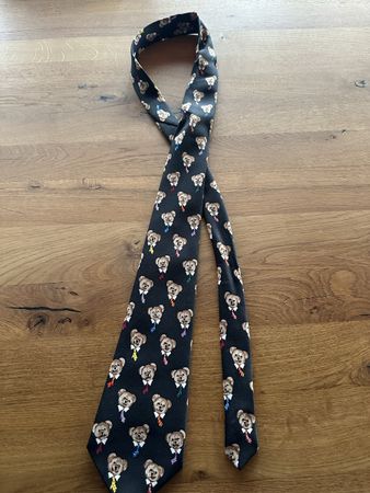 Schöne Kravatte mit Bärligesichtern