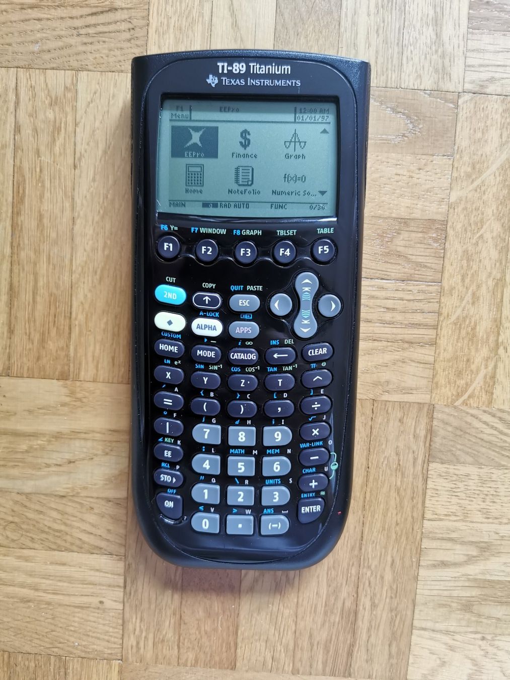 Texas Instruments Calcolatrici tascabili: TI-89 Titanium Grafikrechner mit Cover & Anleitung – Usato da St. Gallen venduto da Zrobiraf
