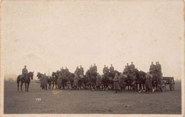 Berittene Truppen mit Pferdewagen (Transport?)