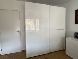 Kleiderschrank weiss mit Schiebetueren guter Zustand