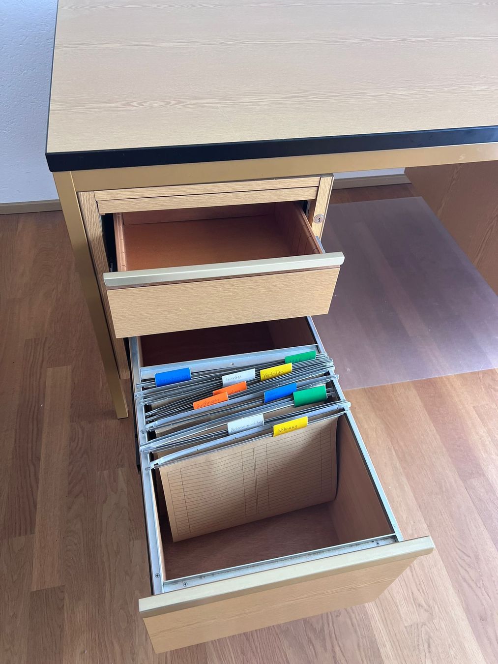 Scrivanie: Schreibtisch – Usato da Safnern venduto da Schrankwerk 1