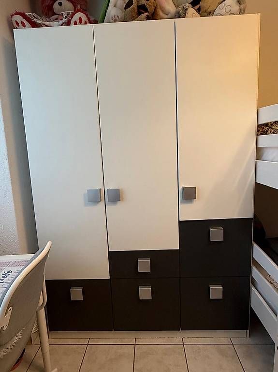 Armoires: Kleiderschrank  – D'occasion à Biel/Bienne par sar_my6d