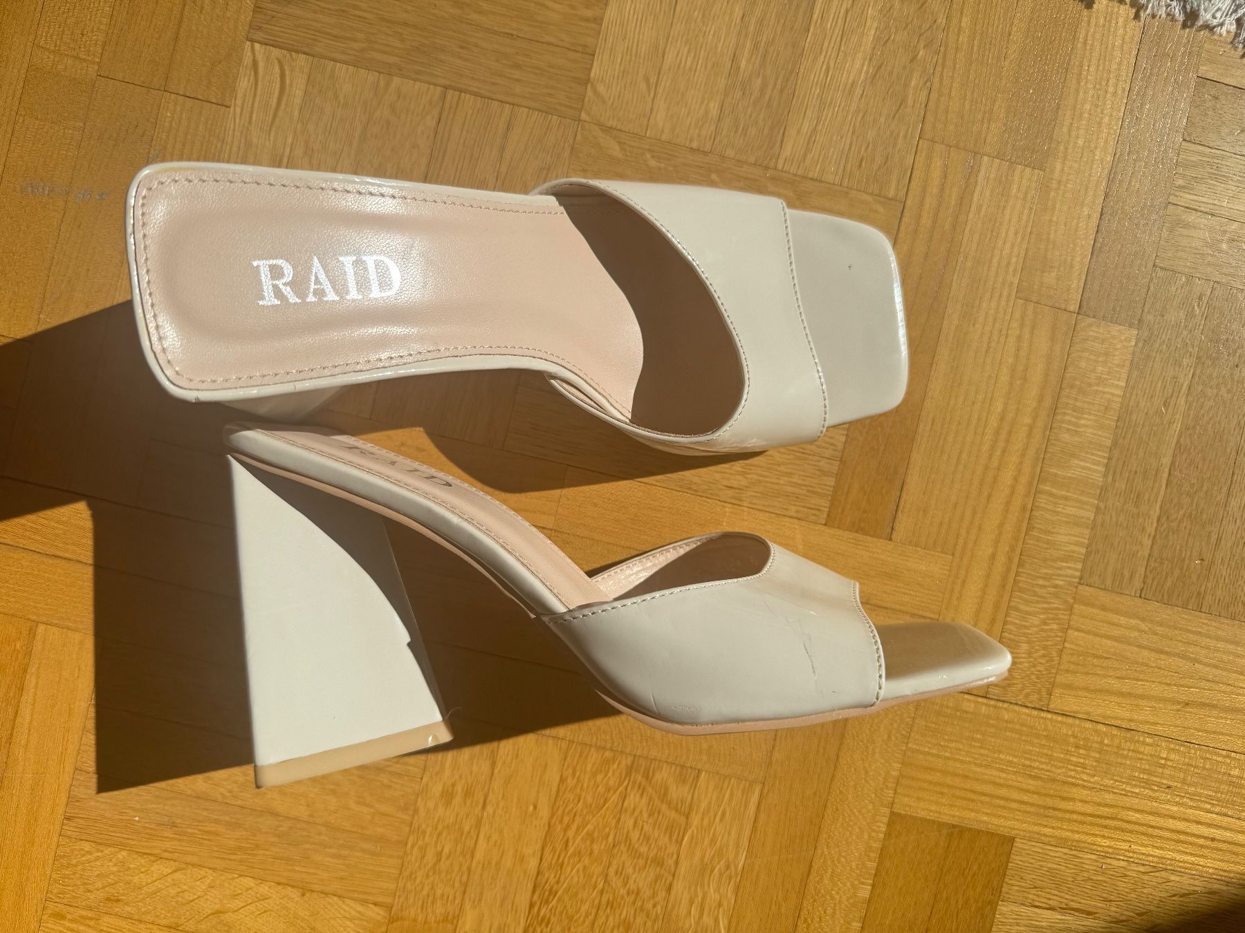 Scarpe da donna: Talons semi mules beiges – Usato da Montreux venduto da Izapechee
