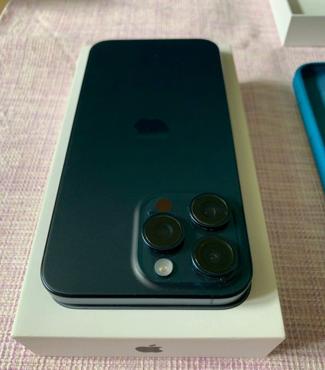 Apple Telefoni cellulari / Smartphones: iPhone 15 Pro Max (256GB) Akku 89% – Usato da Luzern venduto da Waince786 1