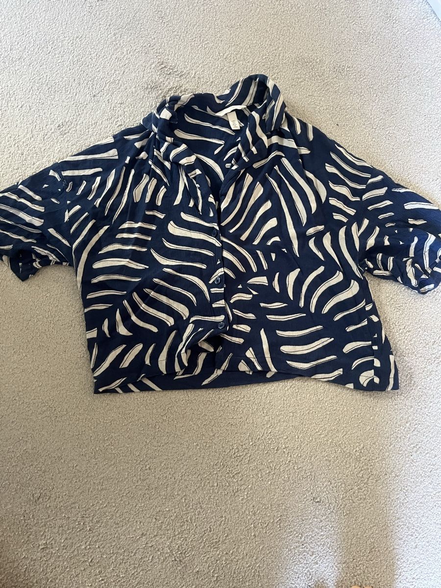H&M Blusen: Luftige kurzarm Bluse in Blau – Gebraucht aus Zürich von ole_8rwr