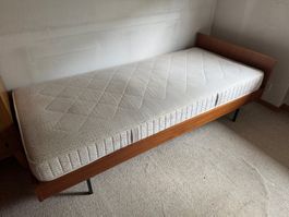 Bett mit Lattenrost und relativ neuer Matratze