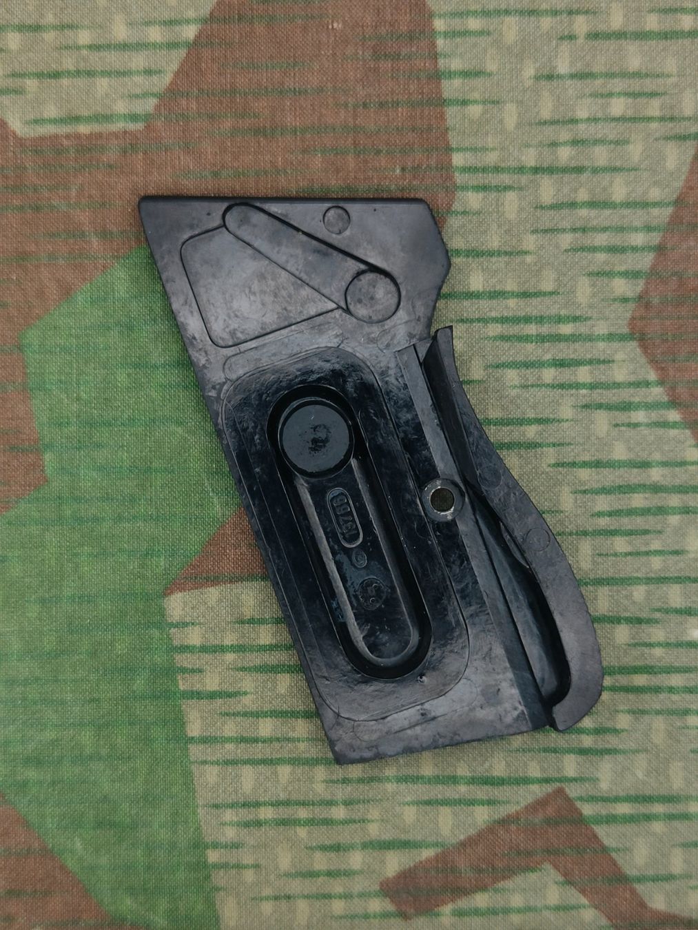 Schweizer Armee Stichwaffen: Griffschale für Pistole 49, rechte Seite – Neu (gemäss Beschreibung) aus Bauma von SwissMilitaria 1
