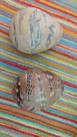 2 hübsche beige Alabastereier mit afrikanischen Motiven