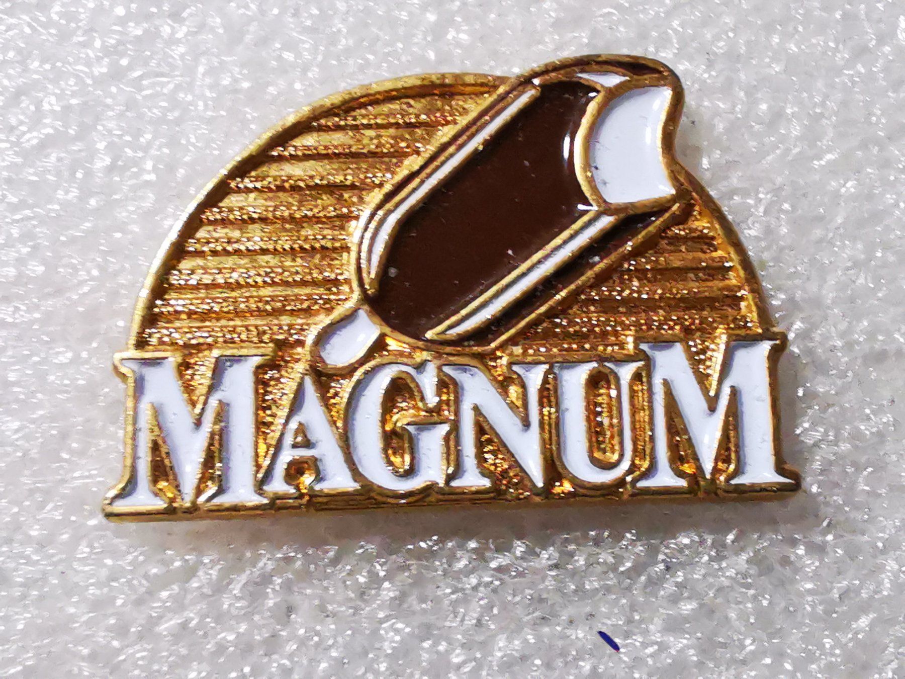 Placchette & Badge: Ansteckpin 135: Magnum – Usato da Oppligen venduto da Pin-Fall-Shop