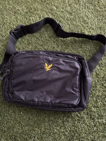 Sac banane Lyre&Scott noir, idéal pour le printemps!