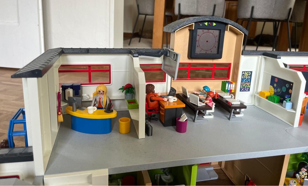 Playmobil Jouets: Playmobil Schule inkl. Turnhalle – D'occasion à Spiegel b. Bern par Capdiva 1
