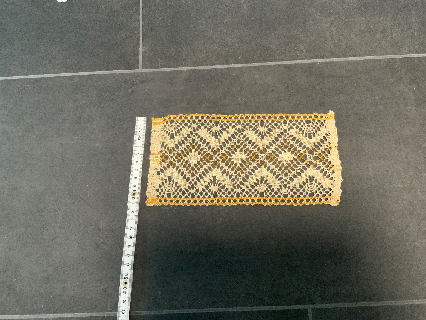 Tutte le decorazioni: Gehäkelte Deckchen, Beige/Orange, Handarbeit, Vintage! – Usato da St.Pantaleon venduto da wys_9wdz 1