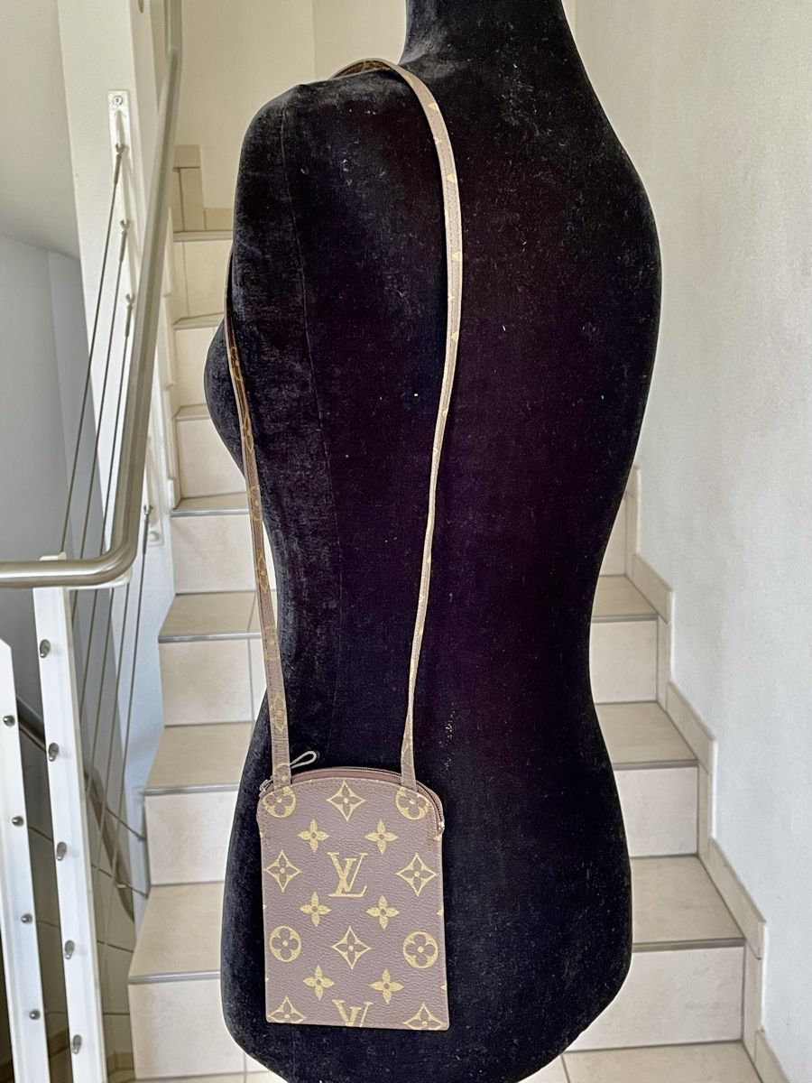 Louis Vuitton Borse da donna: Louis Vuitton Monogram Pochette Secret Passport Holder – Usato da Richterswil venduto da Prangins9 1