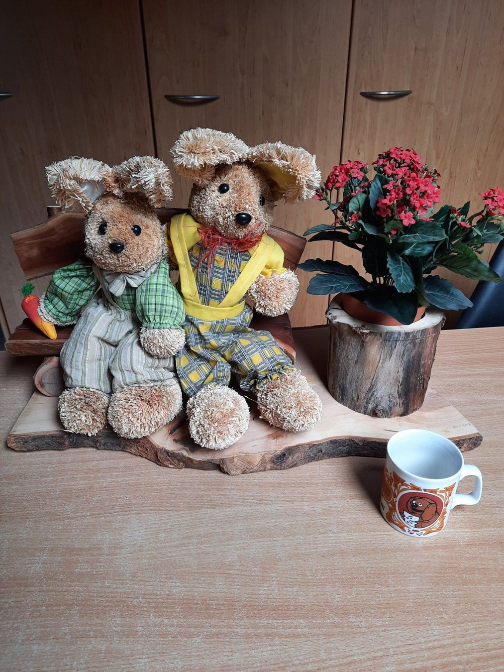 Tutte le decorazioni: Osterhasen auf Holzbank, Deko gross – Usato da Greppen venduto da and_l7vc