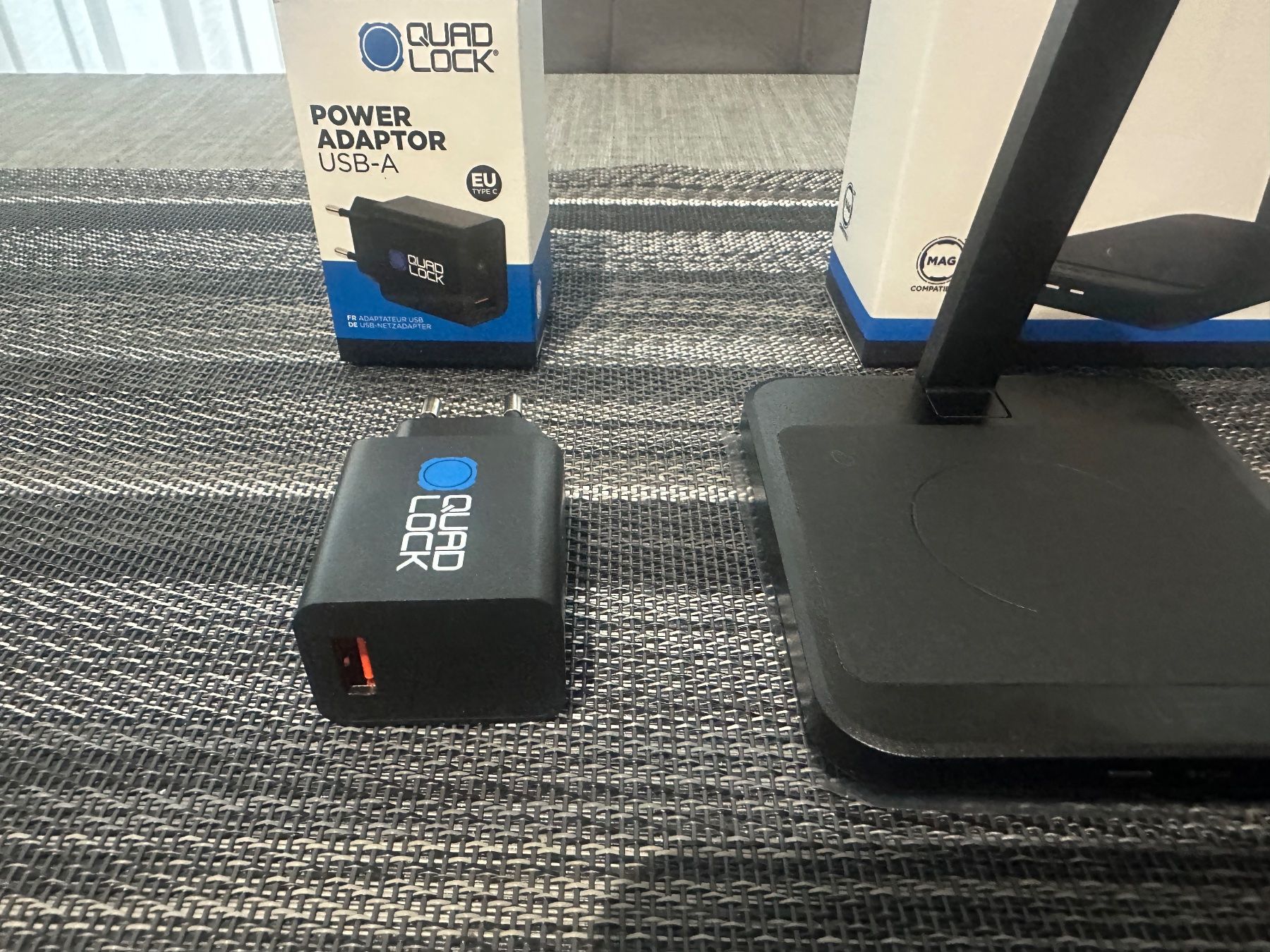 Quad Lock Caricabatterie: Quad Lock Dual Desktop Charger inkl. Power Adaptor – Usato da Gossau (ZH) venduto da DSCapeta 3