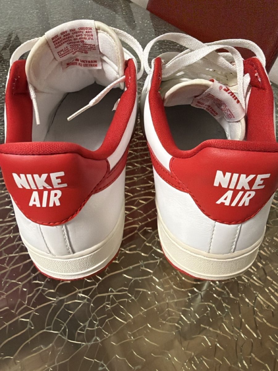 Nike Scarpe da uomo: Nike Air Force 1,, Taille 42.5, Rouge. – Nuovo (secondo la descrizione) da Fribourg venduto da cat_tb68 2