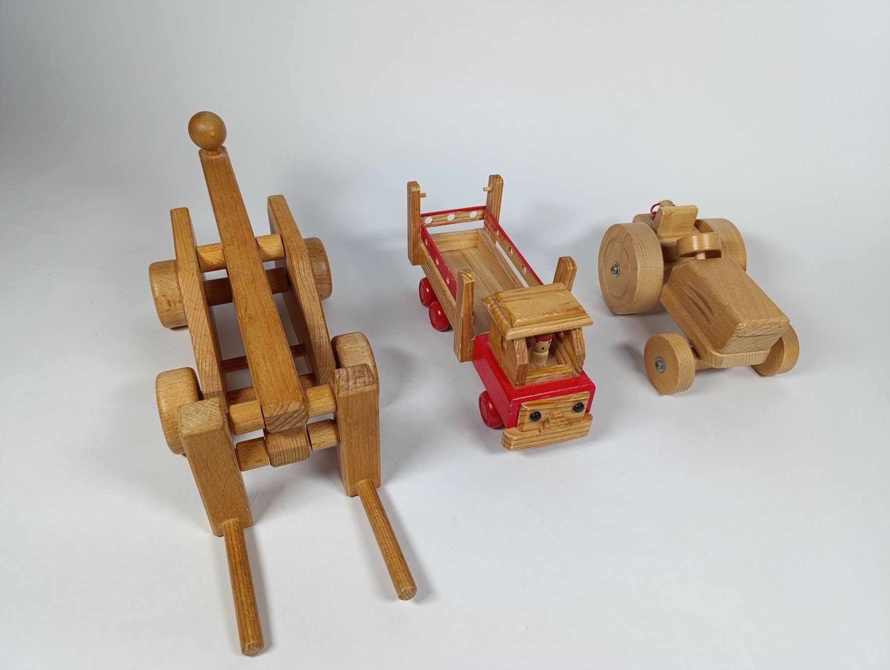 Giocattoli: LOT de 3 véhicules en bois – Usato da Thielle venduto da Plusvalue_Neuchatel