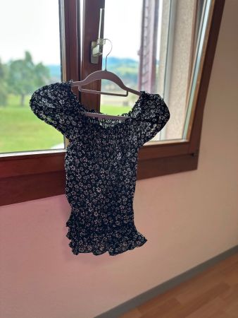 Maglietta corta floreale con spalle scoperte taglia S