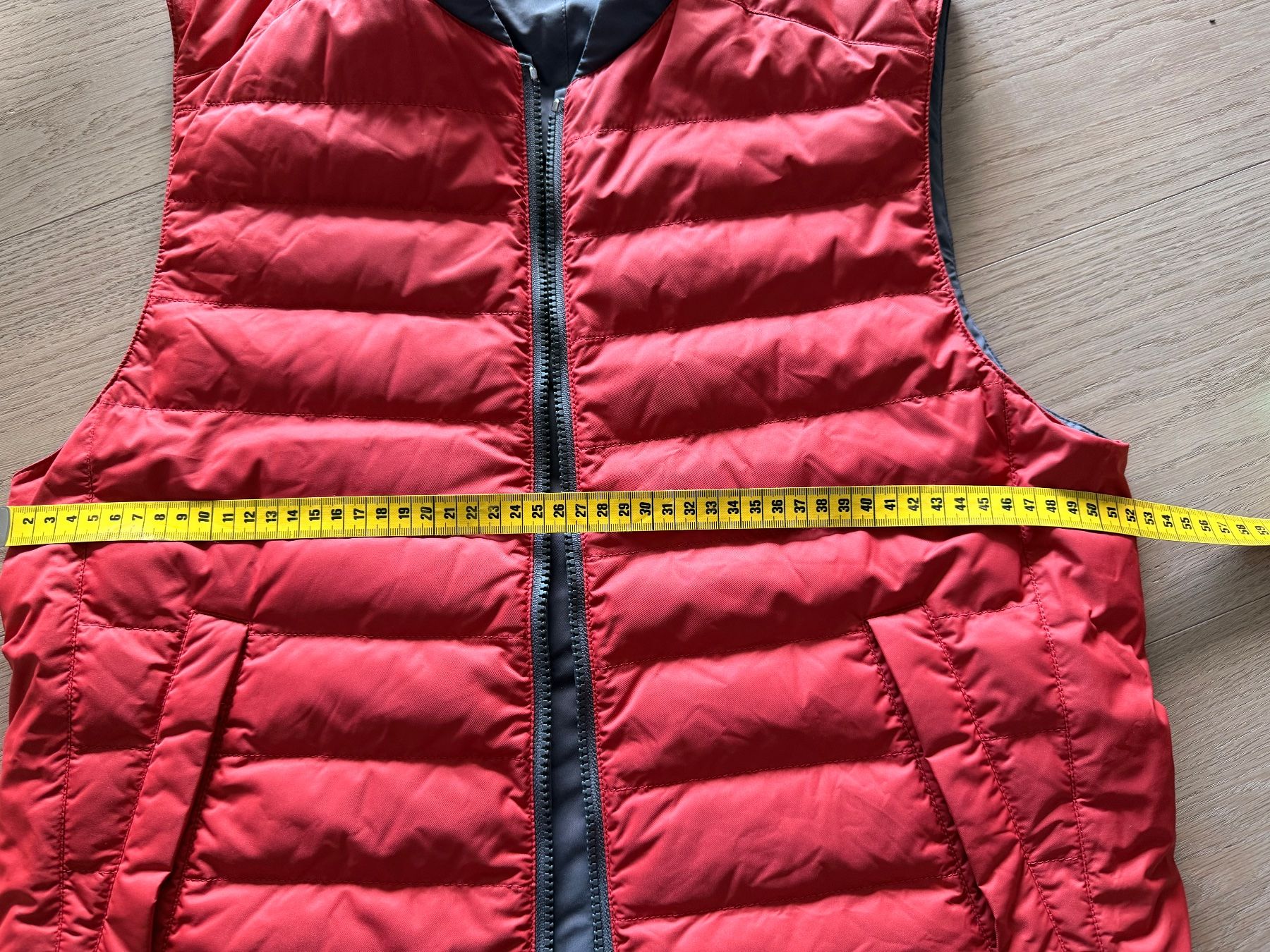 Brunello Cucinelli Gilet & Giacche: Brunello Cucinelli Herren Wend-Steppweste Grau/Rot – Usato da Oberwil b. Zug venduto da hallihallo12 7