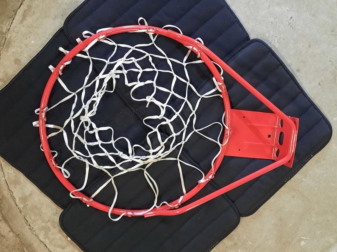 Basketball: Basketballkorb rot – Gebraucht aus Uffikon von