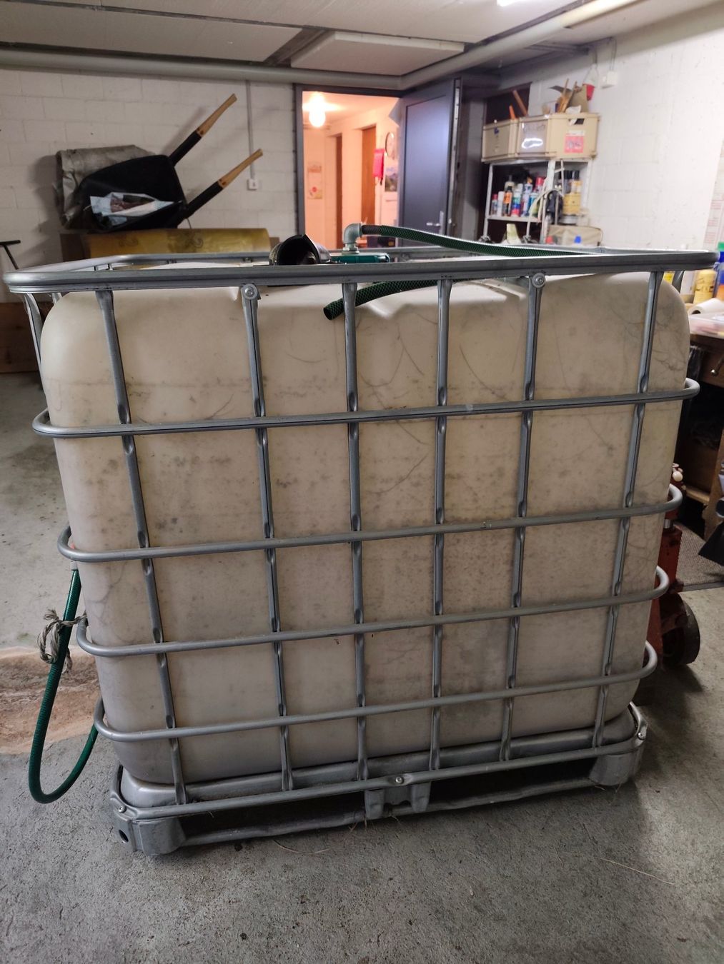 Abreuvoirs & Auges: IBC Container 1000L gebraucht mit Gitterbox und Hahn – D'occasion à Biberist par MartinN0112 1