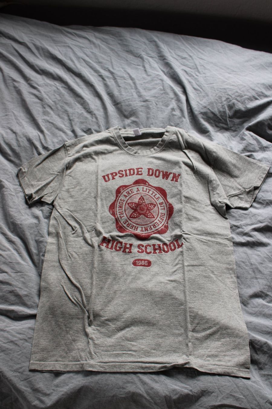 T-shirts: T-Shirt Upside Down High School grau – D'occasion à Hombrechtikon par lehnerrr