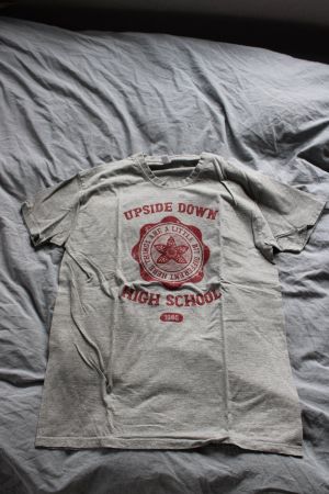 T-Shirt Upside Down High School grau
