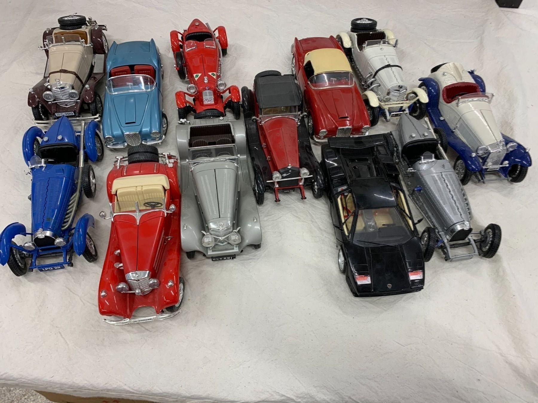 Bburago Modellini d'auto: 12 Burango Sammelautos 1/18 – Nuovo (secondo la descrizione) da Arch venduto da Noah819