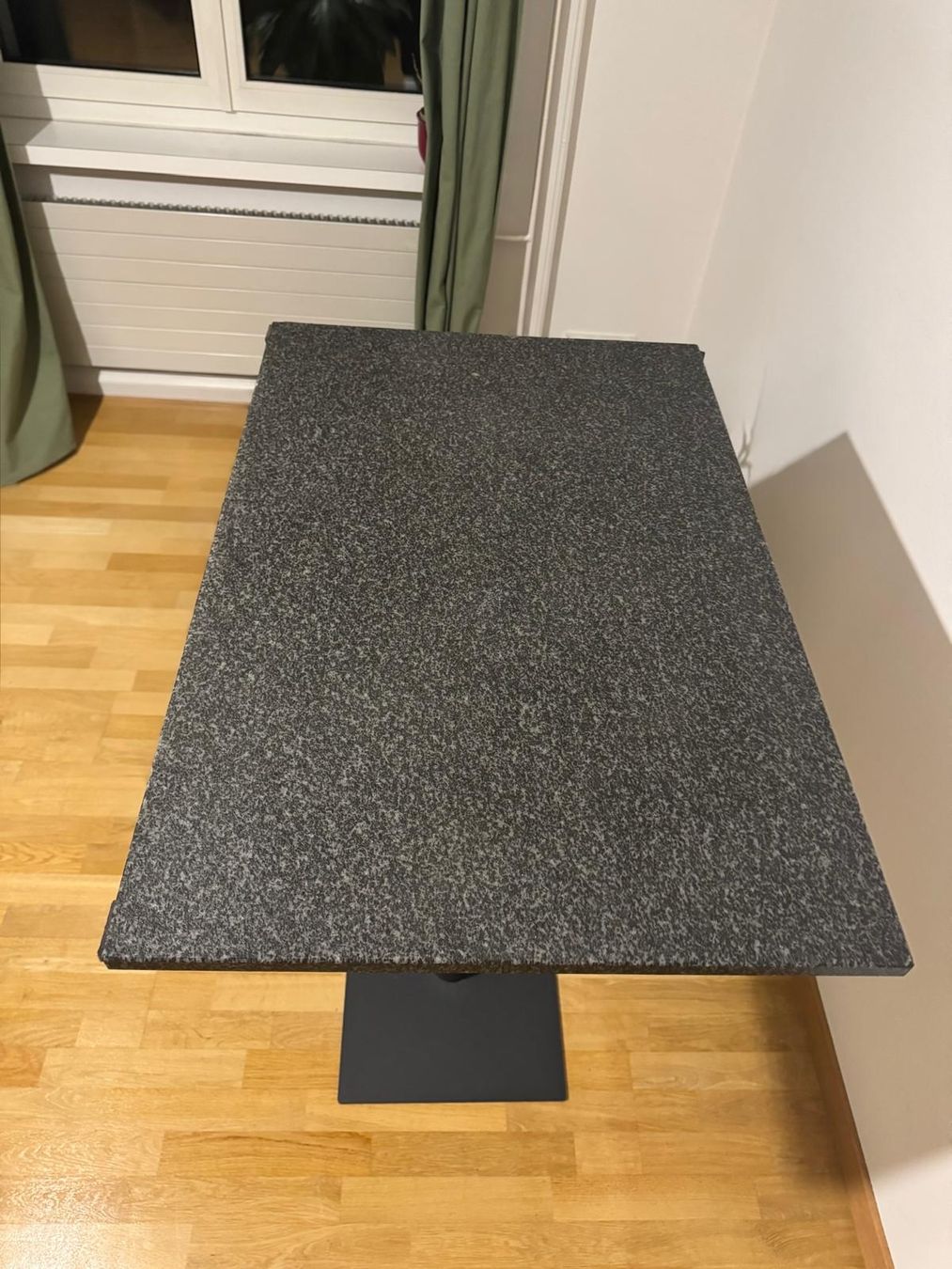 Tables: Stehtisch mit Steinplatte  – D'occasion à Zürich par Lorisvl 1