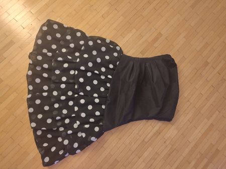Tolles gepunkteten schulterfreies Kleid