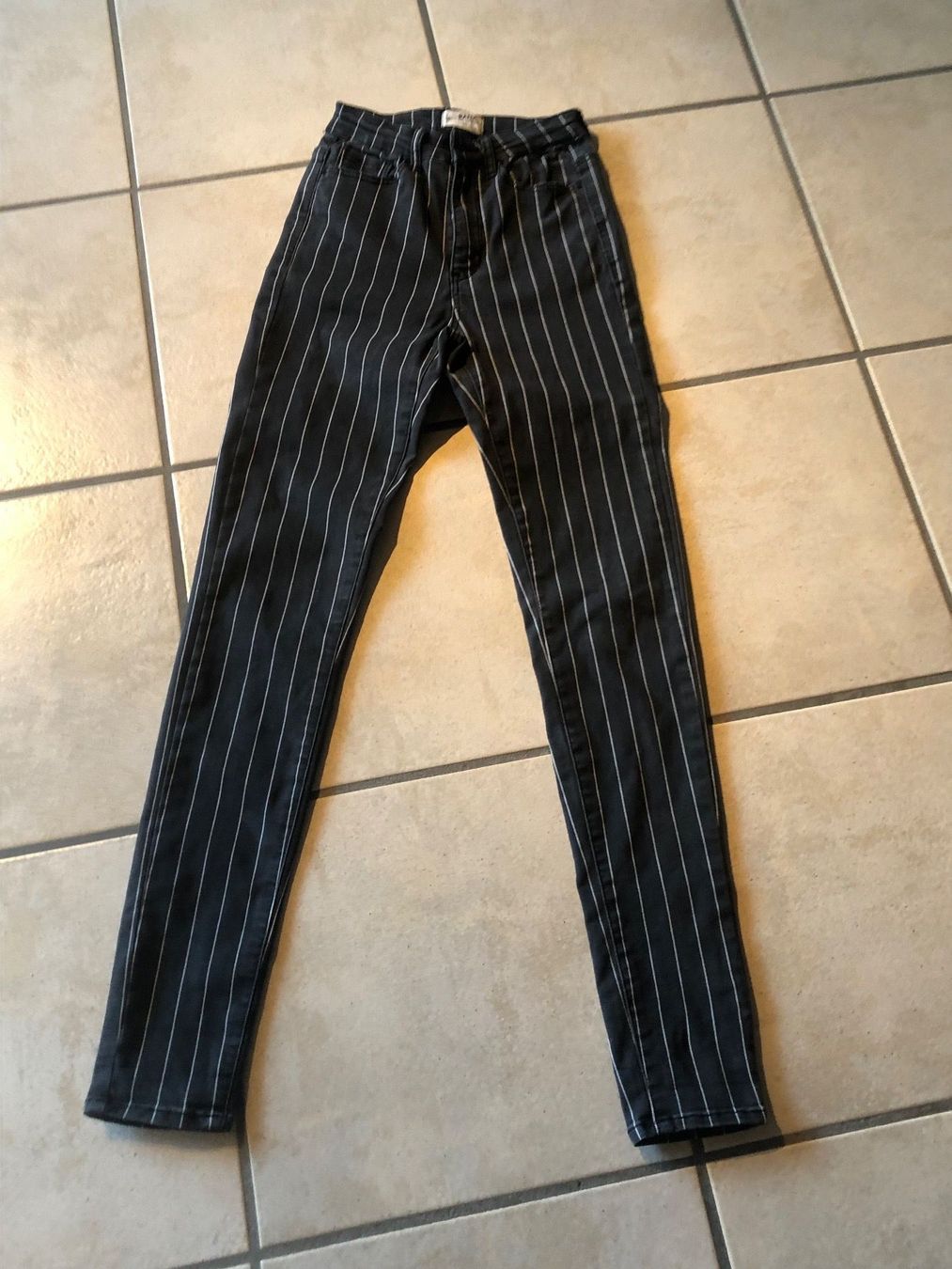 Tally Weijl Pantaloni: Super Hose 32 Schwarz und weiß gestreift – Usato da Orpund venduto da Mary8972 1