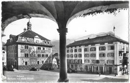 Schwyz Rathaus mit Hotel Rössli Autos Feldpoststempel