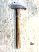Ancien marteau de charpentier avec manche en bois