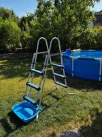 Pool-Leiter mit Fussbecken