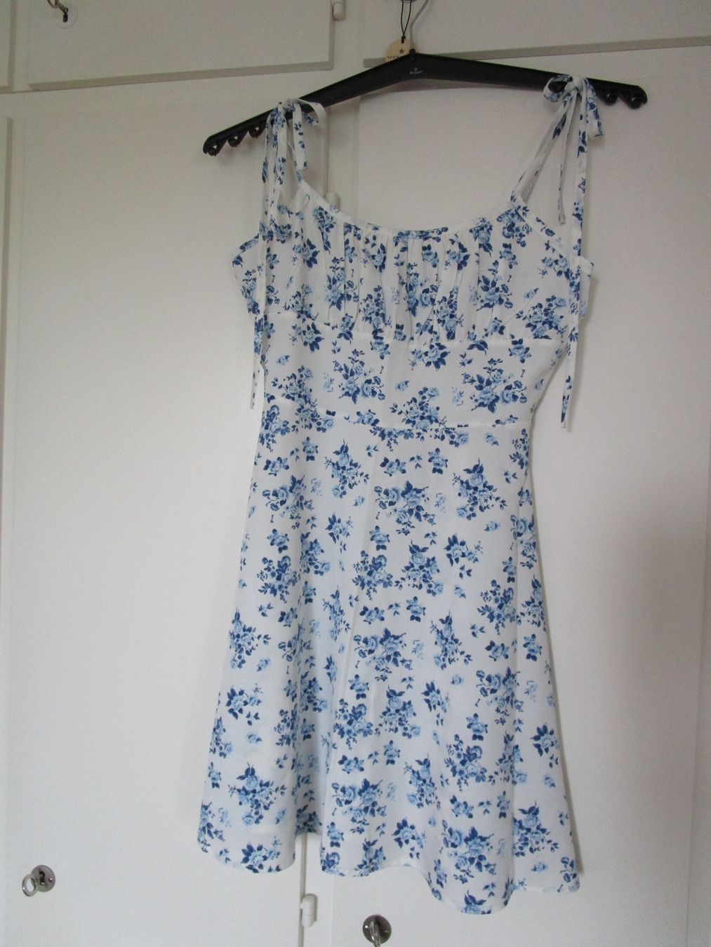 Robes: Sommerkleid weiss mit Blümchen – Neuf avec emballage d'origine à Langenthal par majarose