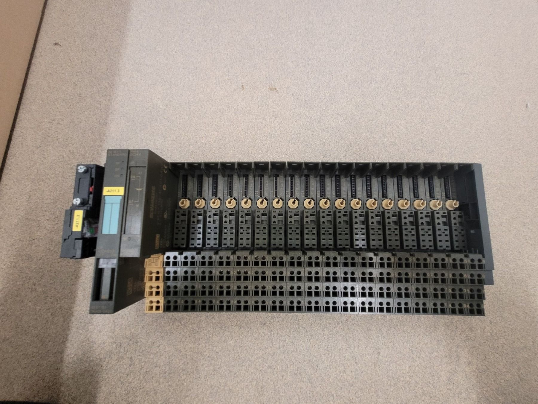Siemens Componenti elettronici: Siemens SPS IM151 / PM-E DC24V / E02 6ES7 193-4CB20-0AA0 – Usato da Vitznau venduto da Night-Fire