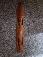 Holz Figur mit Masken Gesichtern