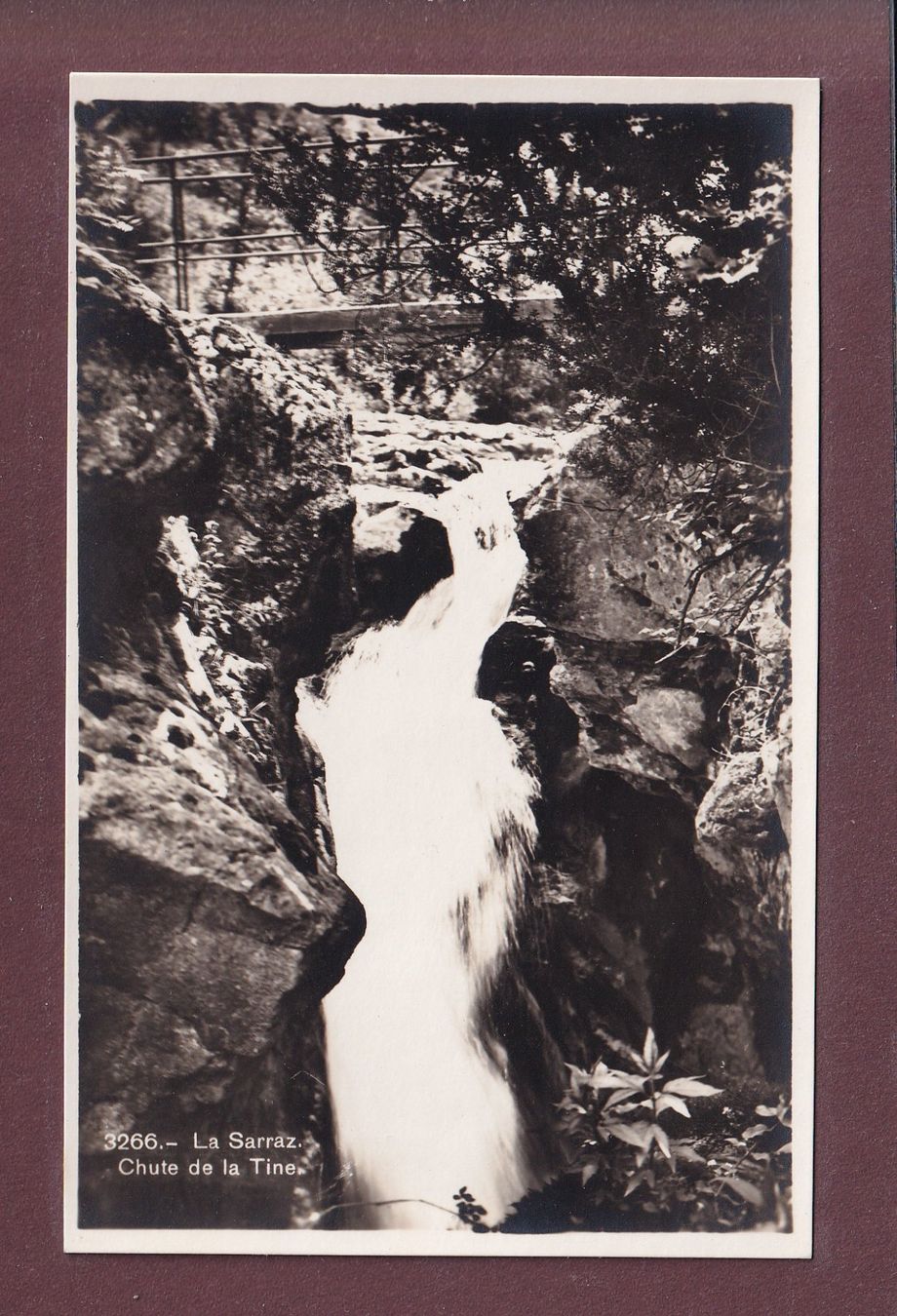 Cartoline postali: LA SARRAZ - Chute de la Tine – Usato da Pully venduto da nicecards