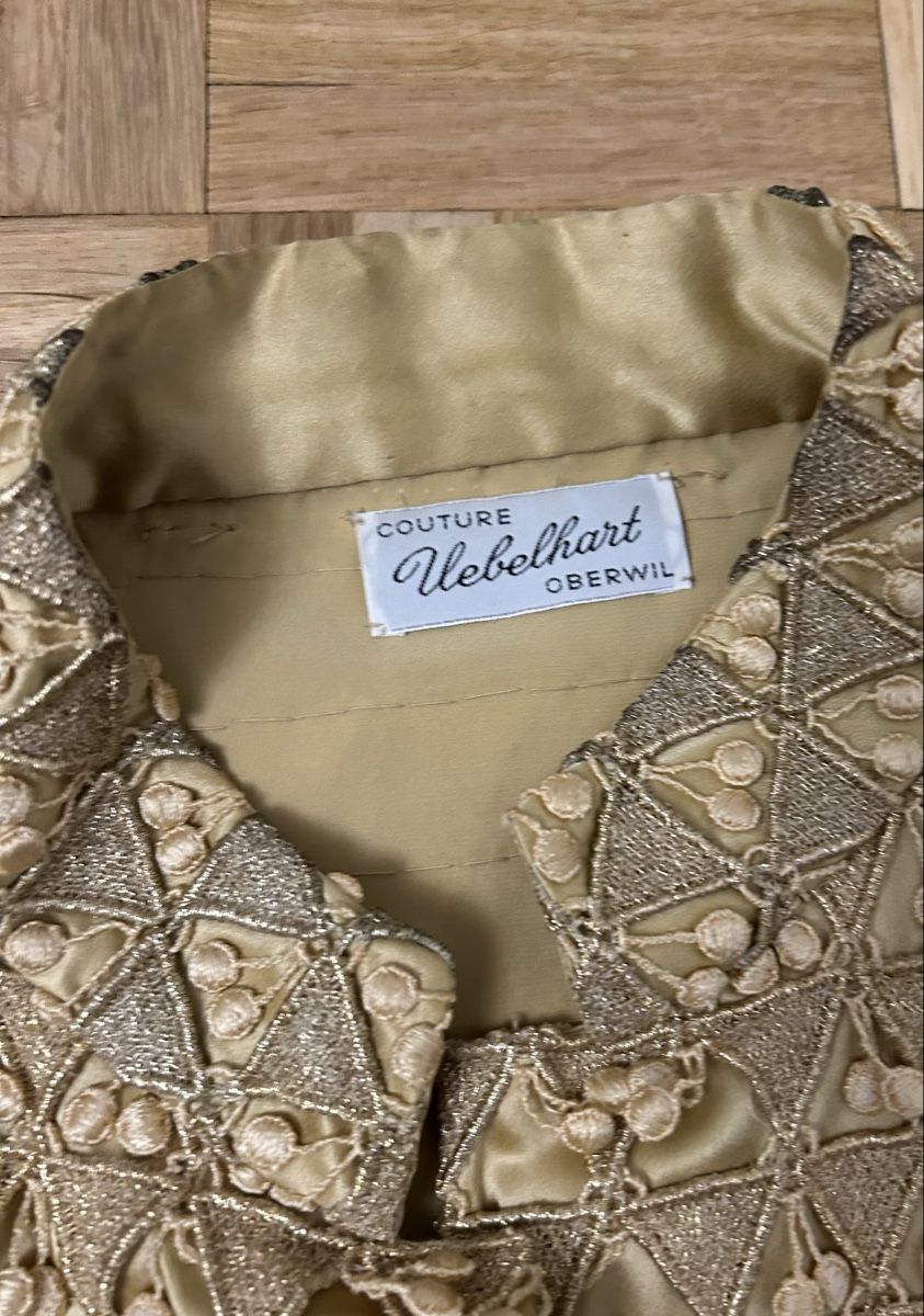 Kostüme: Couture Zweiteiler in Gold – Gebraucht aus Birsfelden von Exclusivity 3