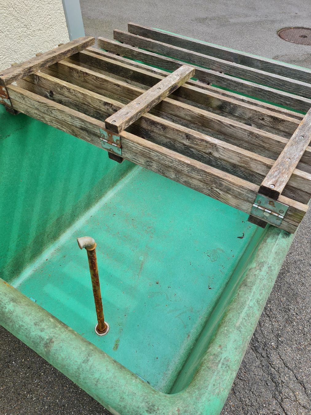 Abbeveratoi e trogoli: Regentonne 1100 Liter mit Deckelgestell – Usato da St. Gallen venduto da zim_58gw 1