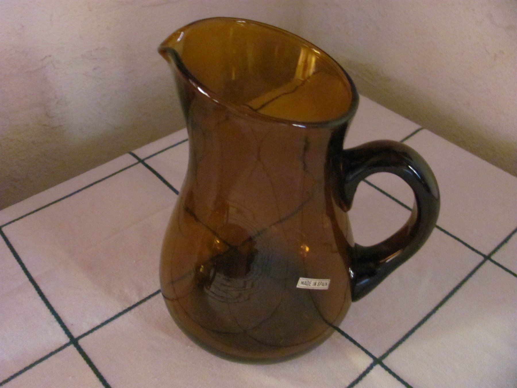 Set di piatti: Glaskrug mit 6 Gläsern, braun/gelb – Usato da Itingen venduto da wali19 1