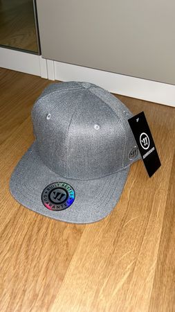 Warrior Kappe grau mit Etikett Grösse verstellbar