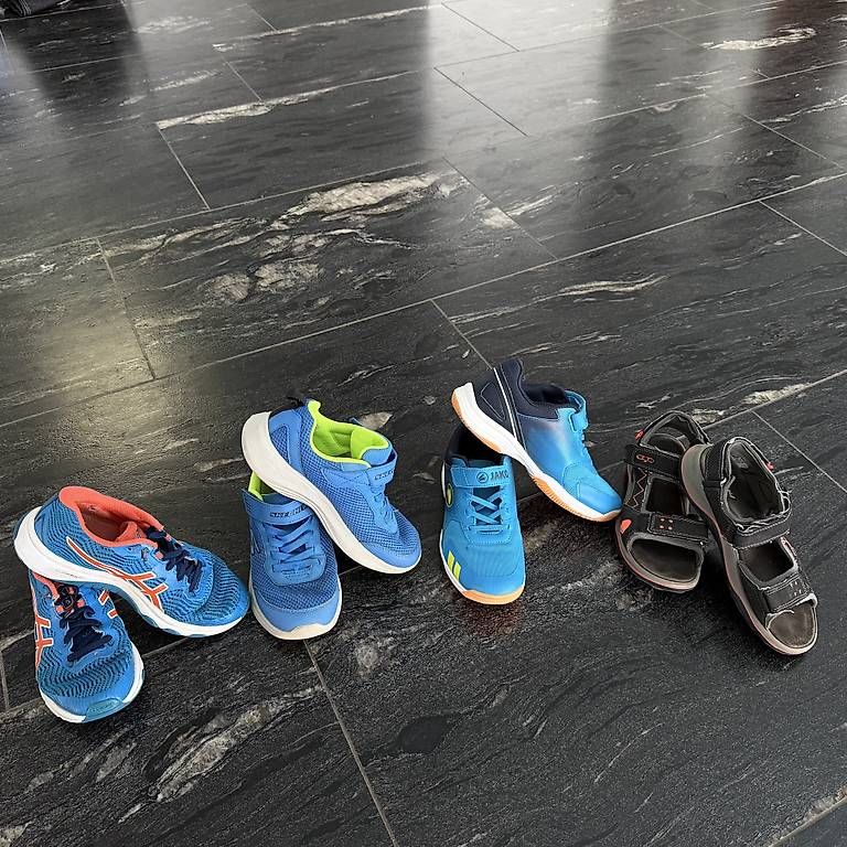 Chaussures garçon: Turnschuhe Gr. 37 – D'occasion à Günsberg par ElenaFl