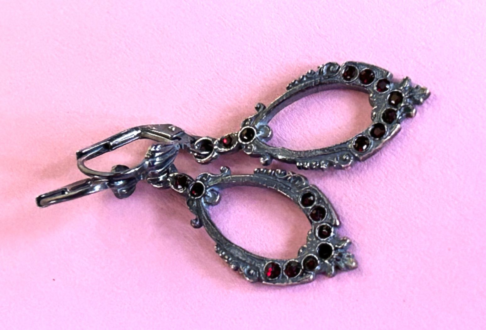 Boucles d'oreille: Silberohrringe mit dunkelroten Steinli – D'occasion à Dittingen par Bellevista 7